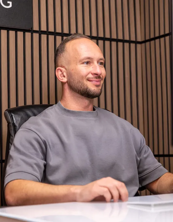 Matt (Maciej) Konarzewski, founder of Vision Marketing, working at his desk in the office